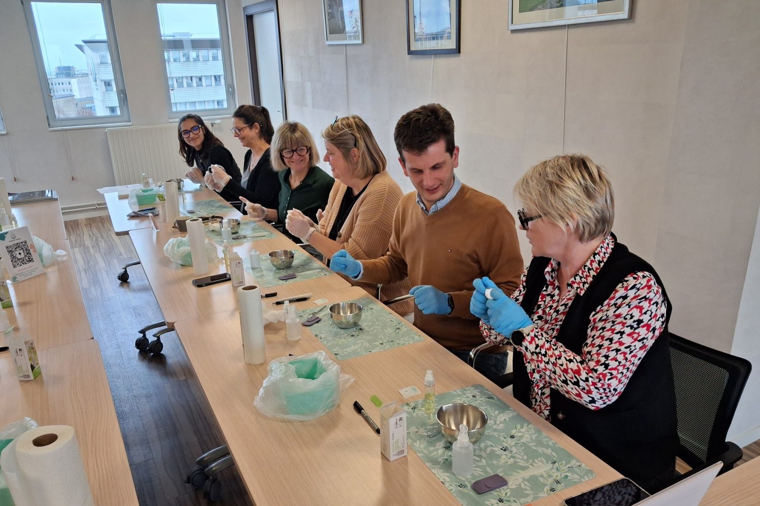 Ateliers avec plusieurs participants en entreprise équipe défi ma petite planète cosmétiques naturels en fabrication.