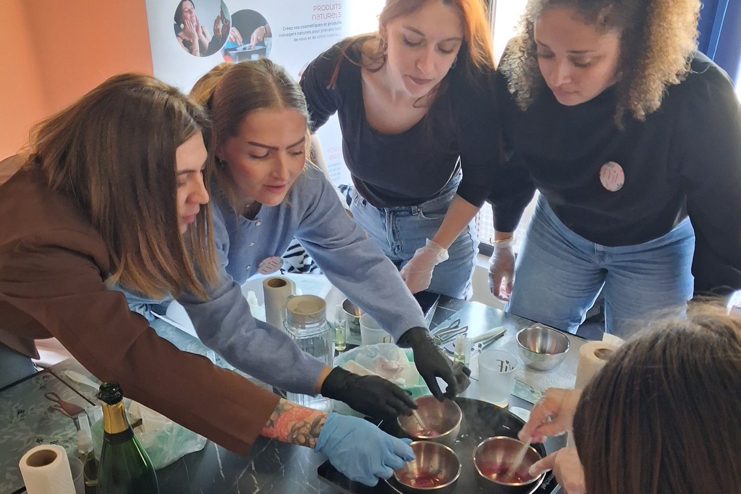 Atelier EVJF à Sotteville-lès-Rouen : animation bien-être entre femmes avec création de rouge à lèvres en cosmétiques naturels et bio.