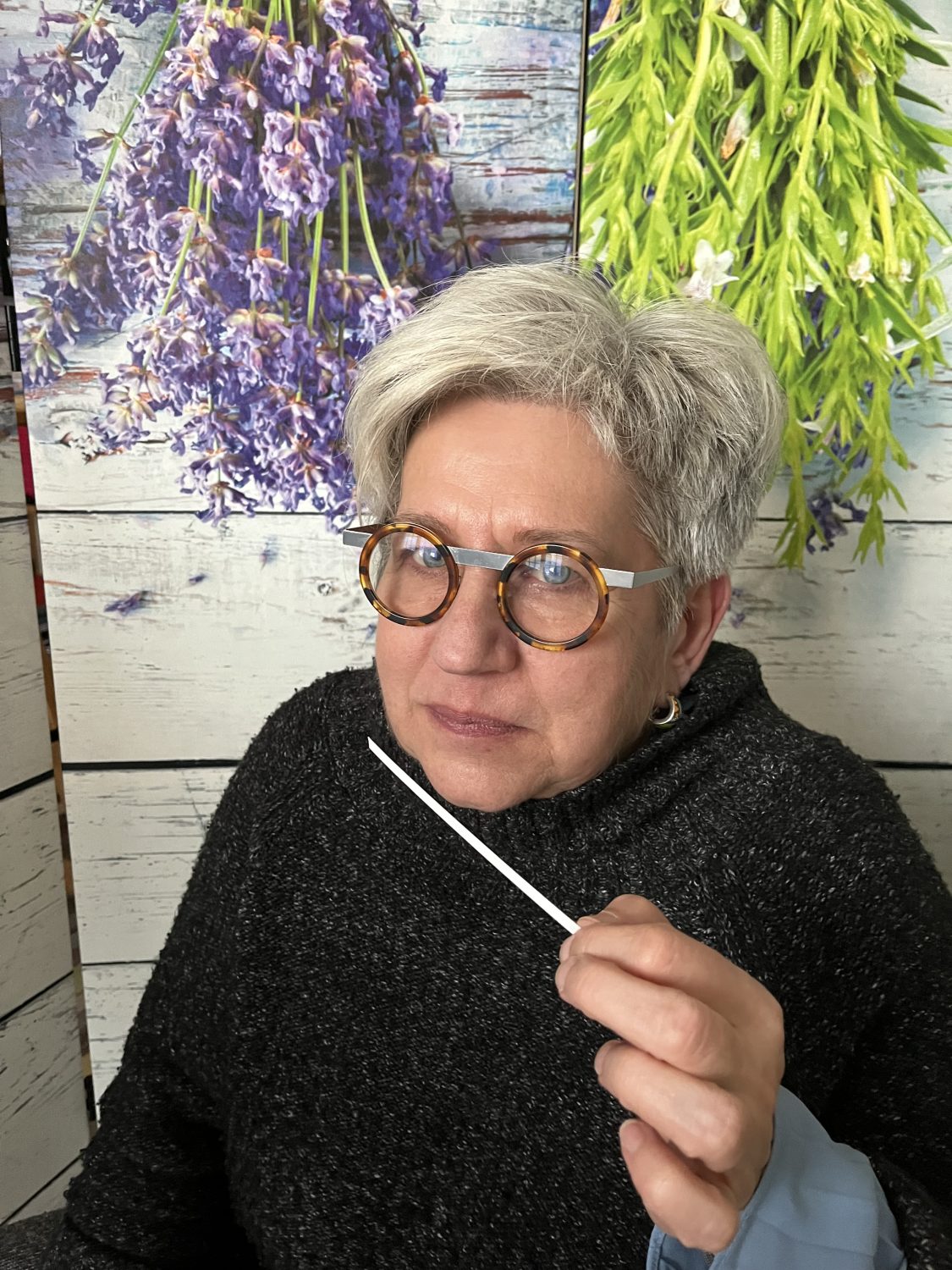 Catherine Luzi animant un atelier d’aromathérapie avec huiles essentielles – création de roll-on bien-être en Normandie.