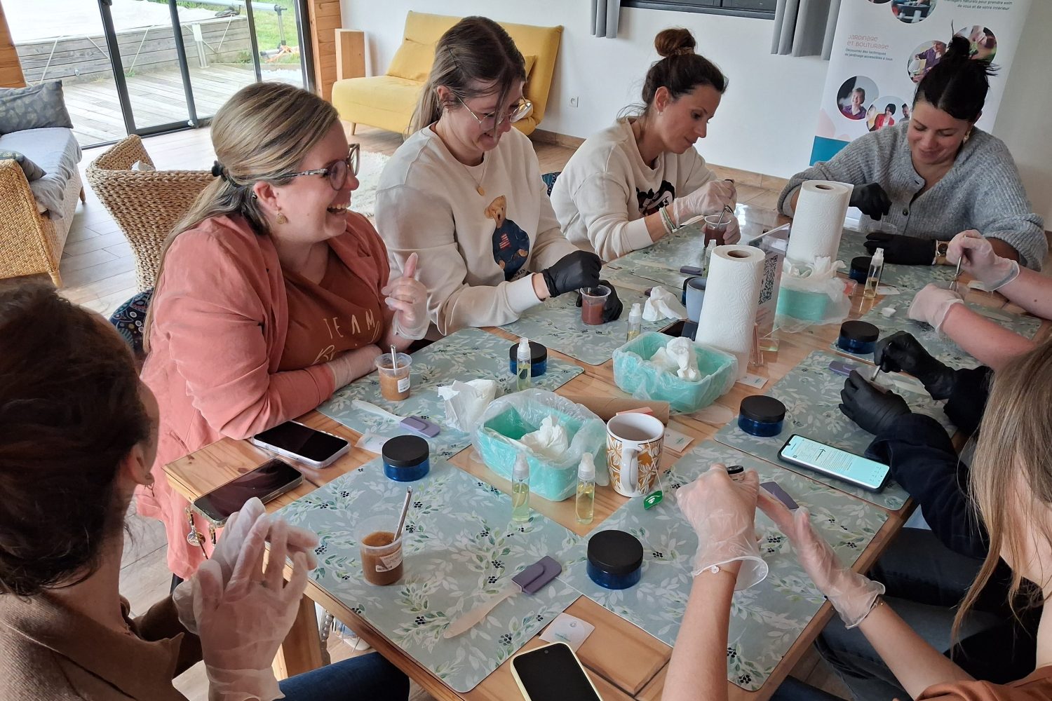 Atelier EVJF près d'Evreux : animation bien-être entre femmes avec création de gelée exfoliante gommage visage et corps en cosmétiques naturels et bio.