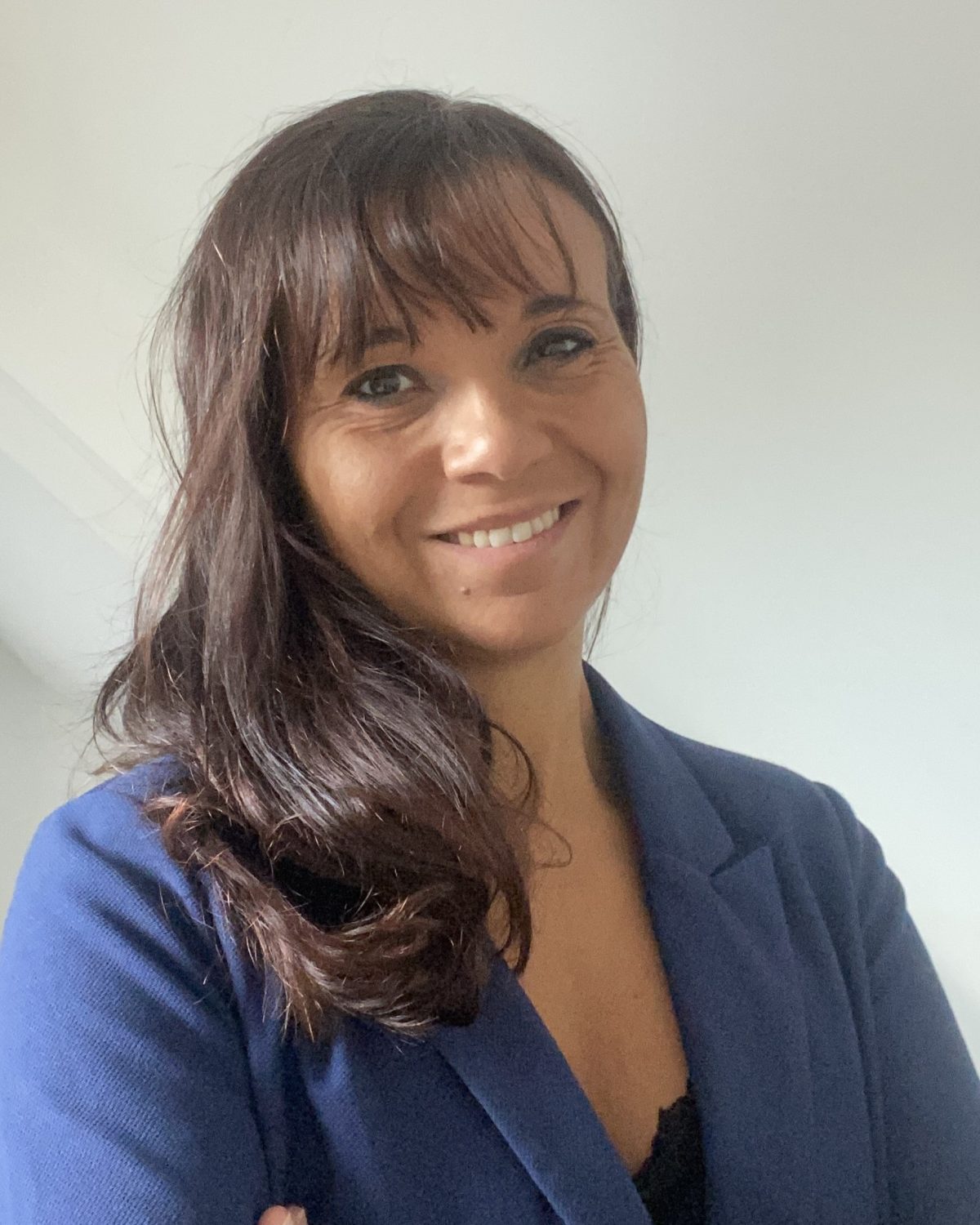 Julie Avenel pour des ateliers de sophrologie – exercices de respiration et relaxation pour le bien-être en Normandie.